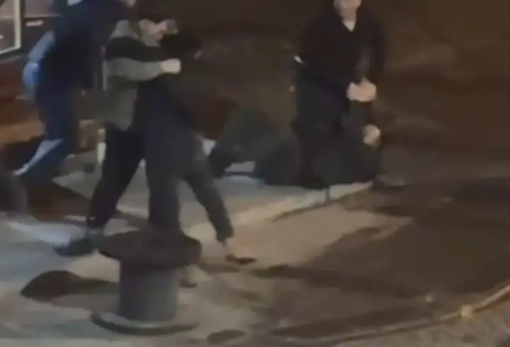 Sakarya'da silahlı alacak kavgası; 1'i ağır 2 yaralı, olay kamerada