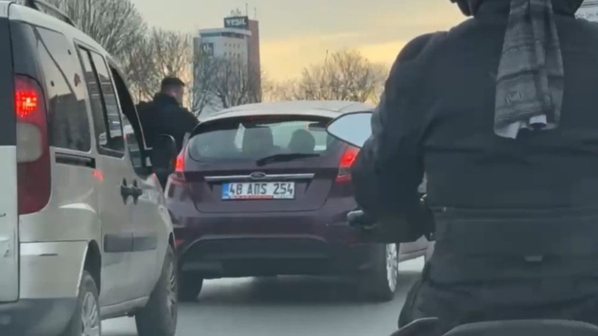 Tartıştığı sürücüyü darbedip aracının aynasını kırdı