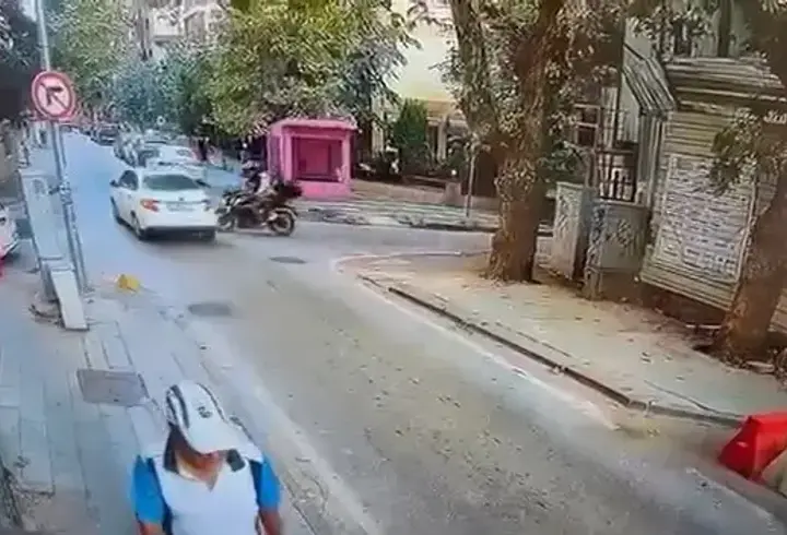 Kadıköy’de motosikletin otomobile çarptığı kaza kamerada