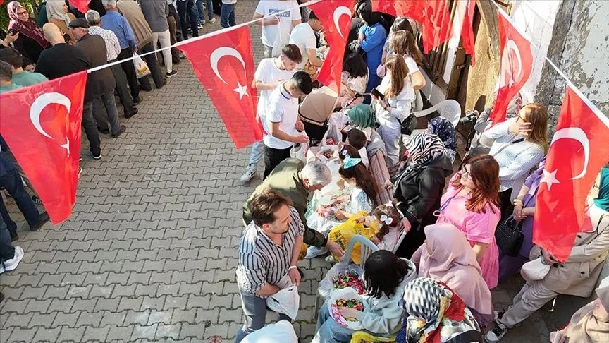 Bilecik'te 6 asırlık "şeker atma" geleneği sürdürülüyor