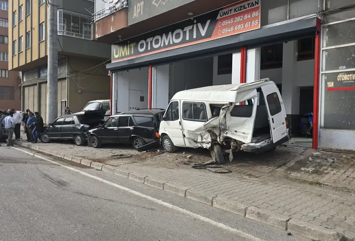 Samsun'da hafif ticari aracın park halindeki 3 araca çarptığı kazada 2 kişi yaralandı