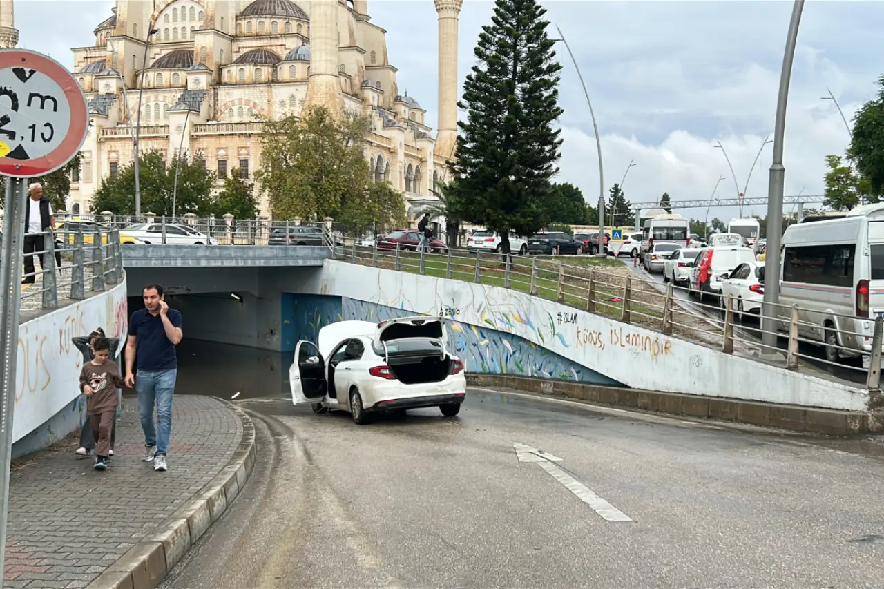 Sağanak Sonrası Alt Geçidi Su Bastı; Otomobilde Mahsur Kaldılar