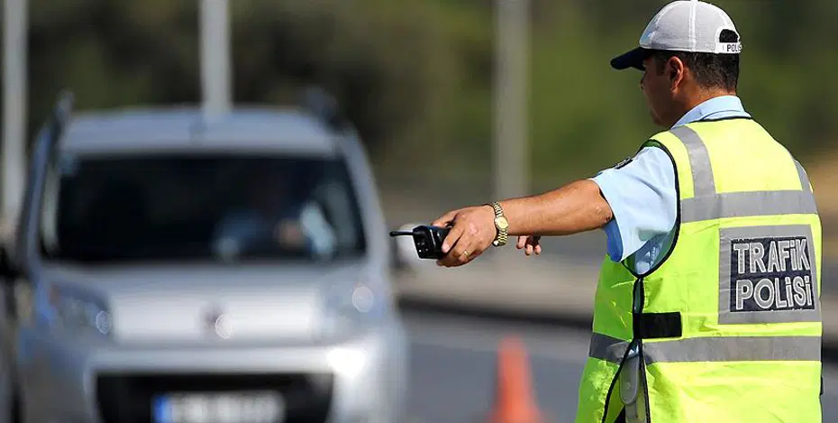 Kiraladığı araçta 16 kilo uyuşturucuyla yakalanan polis tutuklandı