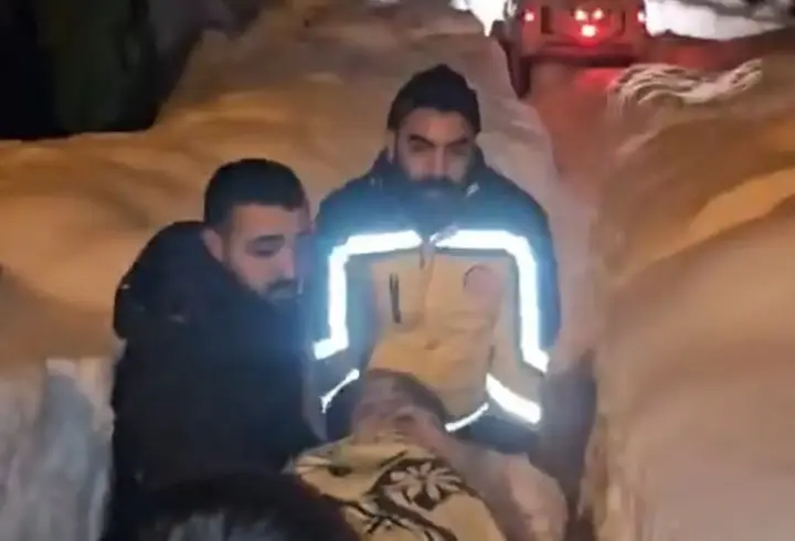 Yolu kardan kapanan köydeki yaralıya paletli ambulansla ulaşıldı