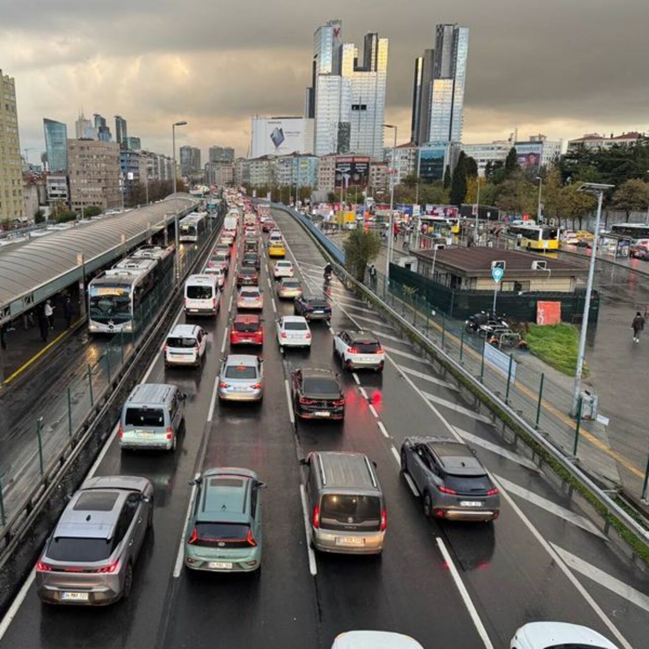 İstanbul'da yağmur trafiği kilitledi: Yüzde 80!