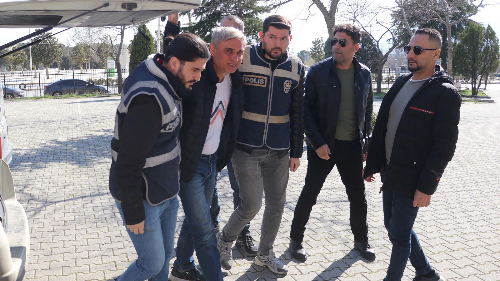 Sigara içtiği için tartıştığı eşini 13 kez bıçakladı