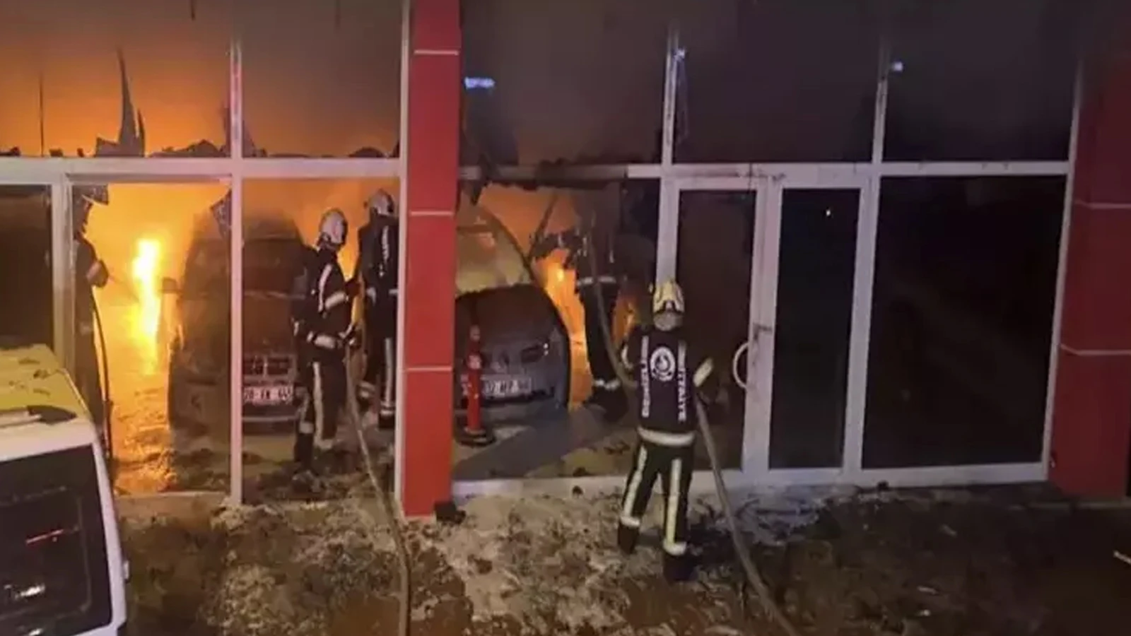 Denizli'de oto galeriyi ateşe verdi! Sebebi şok etti