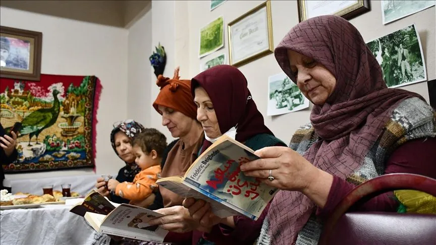 Bilecikli kadınlar günün stresini kurdukları kahvehanede atıyor