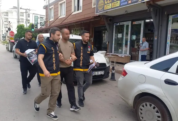 13 araca zarar veren, akli dengesi yerinde olmayan şüpheli, hastaneye yatırıldı