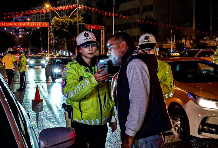 Adana'da trafik denetimi; 60 sürücüye 495 bin  593 TL ceza
