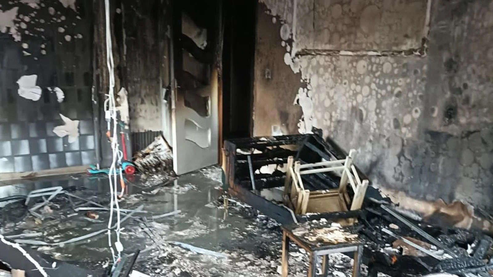 Şarja takılı telefon bomba gibi patladı! 8 kişi dumandan etkilendi