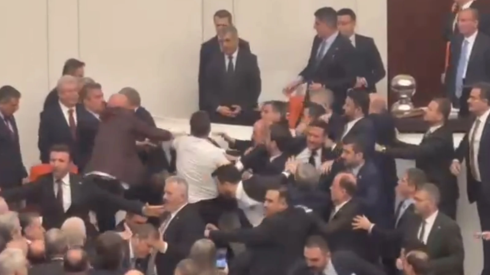 Meclis'te yeni bakanların yemin töreni öncesi kavga!