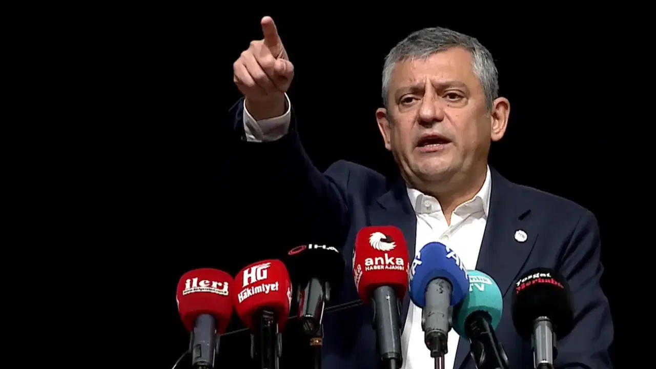 Özgür Özel'den Erdoğan'a 'Fon Vurgunu' Tepkisi: 'İçerideki Tutukluları Da Dışarıda Koruduklarını Da O Atamış Durumda'