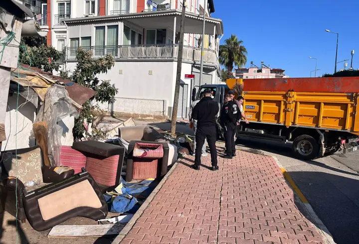 Kepez Belediyesi'nden çöp ev temizliği; 2 kamyon atık toplandı