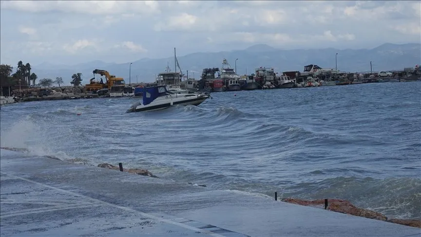 Edremit Körfezi'nde etkili olan lodos balıkçı teknelerini batırdı