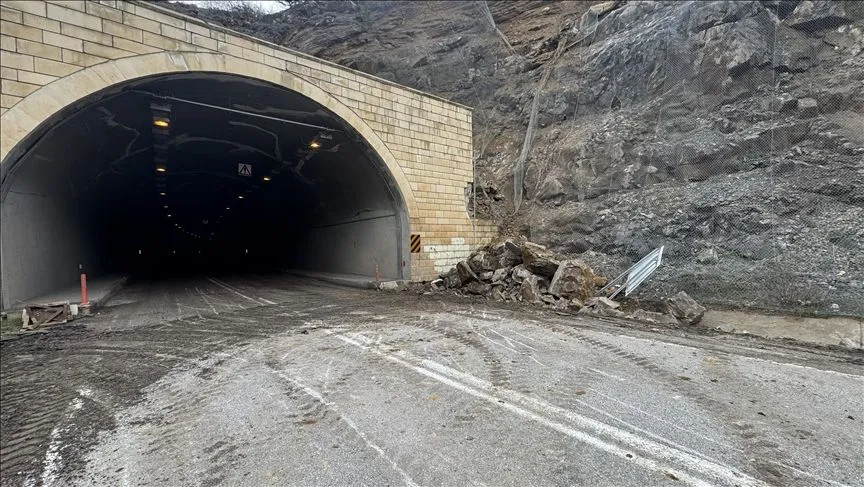 Gümüşhane-Trabzon kara yolunda heyelan meydana geldi