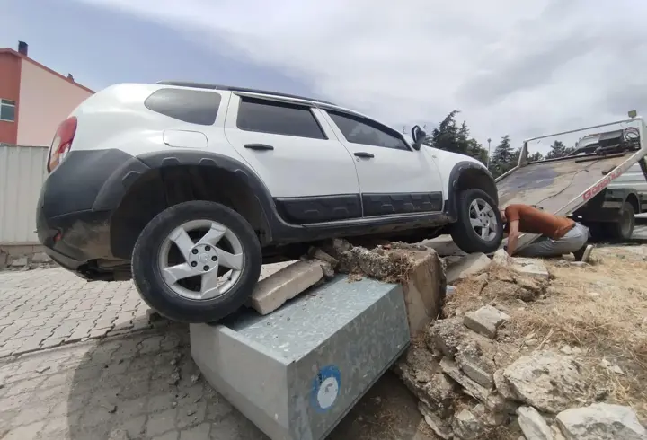 Park Halindeki Araç Freni Boşalıp Elektrik Kutusuna Çarptı