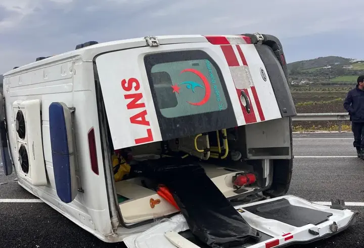 Lastiği patlayan ambulansın devrildi; 3 sağlık personeli yaralandı