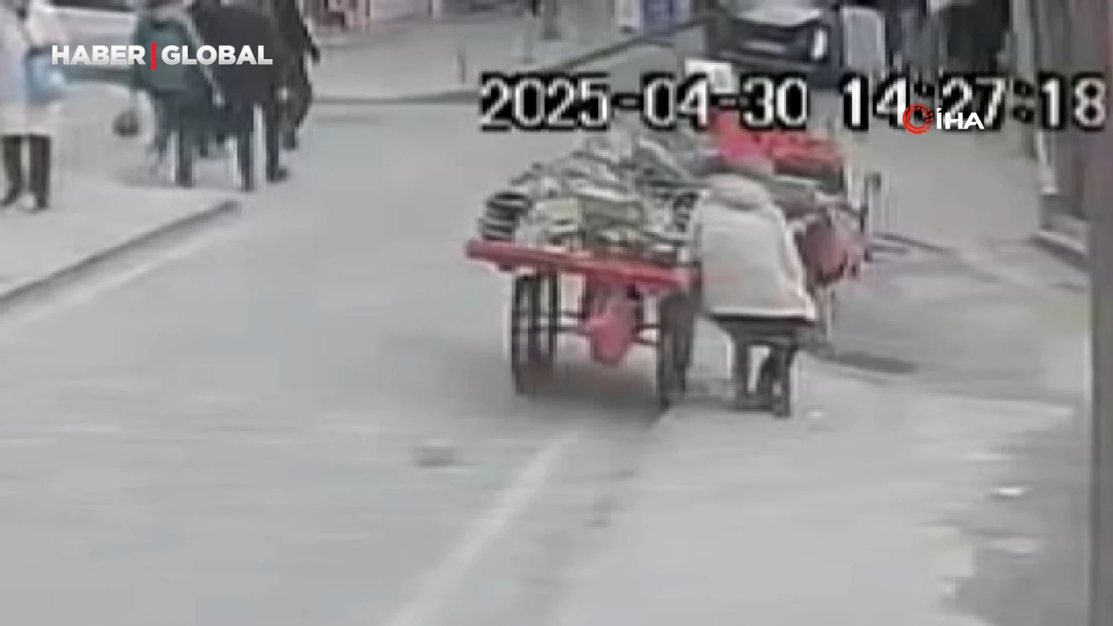 Genç kız, peşine düşen adamdan attığı tokat sayesinde kurtuldu