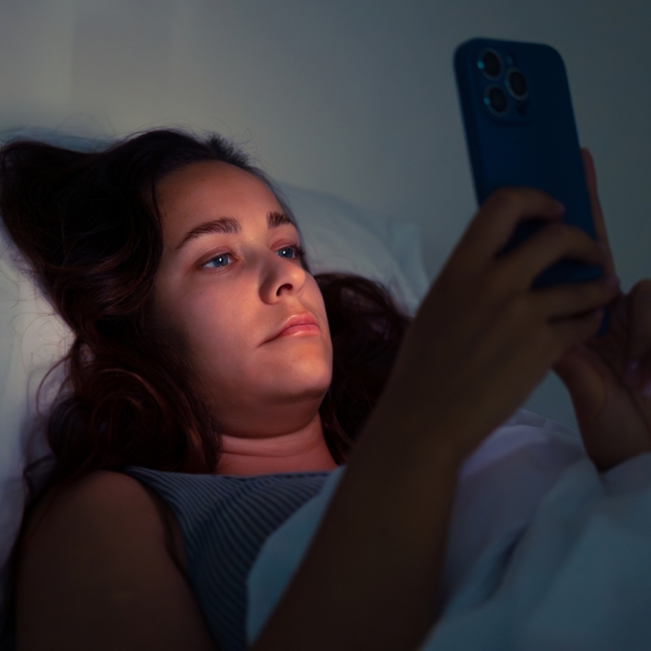 Karanlıkta telefon kullananlara kötü haber!