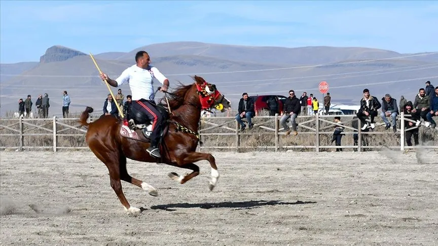 Kars'ta cirit ve at yarışlarında sporcular kıyasıya mücadele etti 