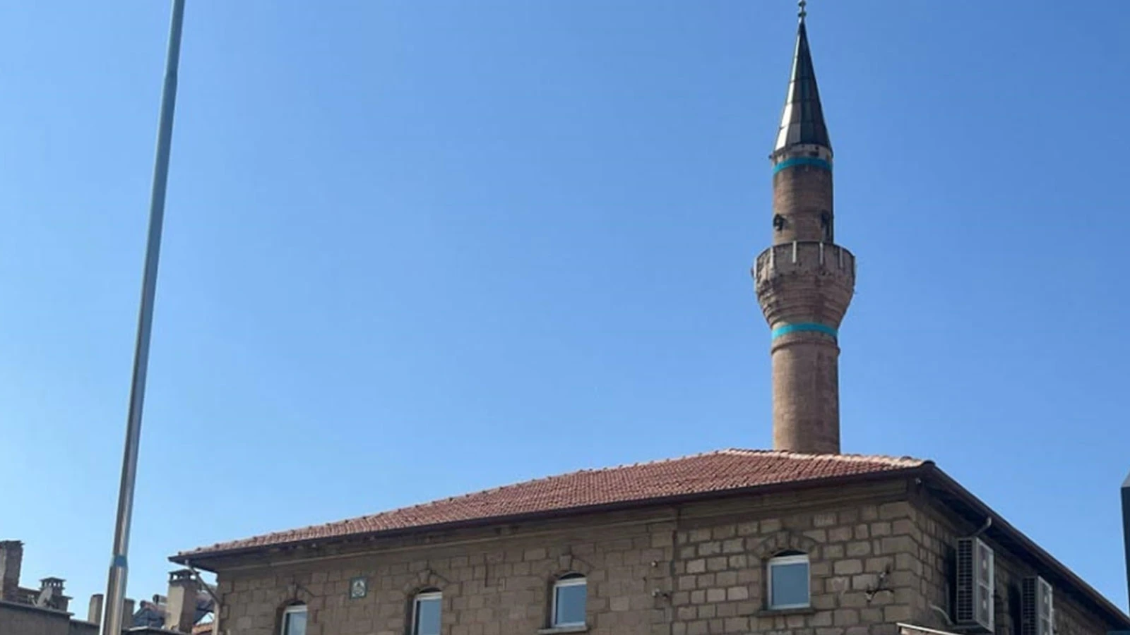 Kıblesinde 30 derece sapma tespit edilen 74 yıllık cami yeniden düzenlendi