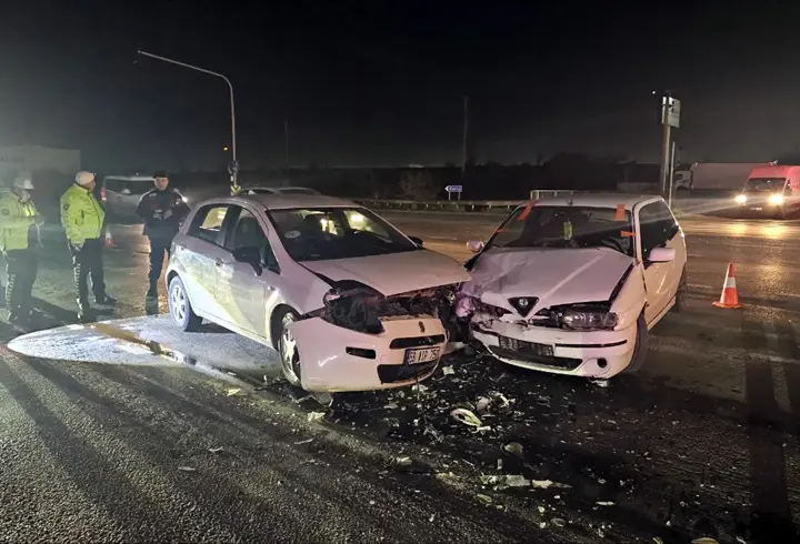 Çerkezköy'de iki otomobil çarpıştı; 2 yaralı