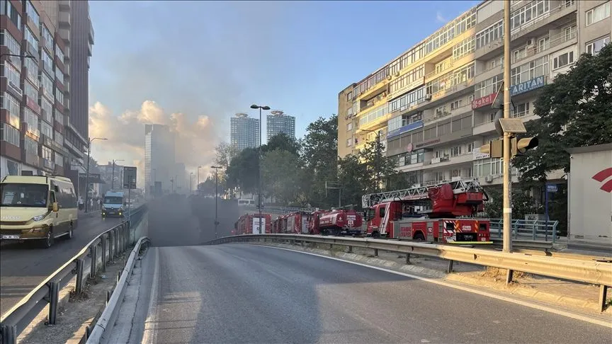 Beşiktaş'taki alt geçitte özel halk otobüsünde çıkan yangın söndürüldü