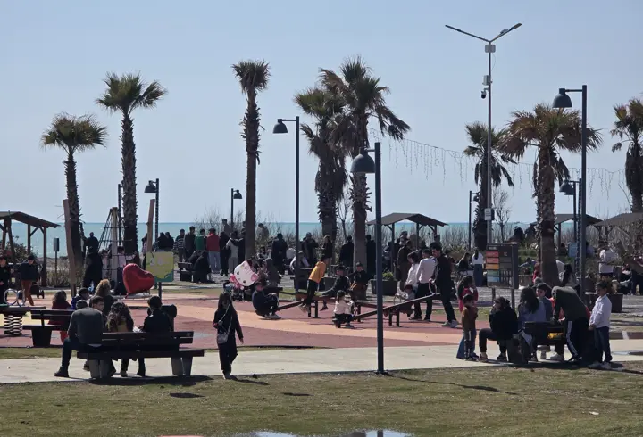 Hatay’da güneş yüzünü gösterdi, sahiller doldu