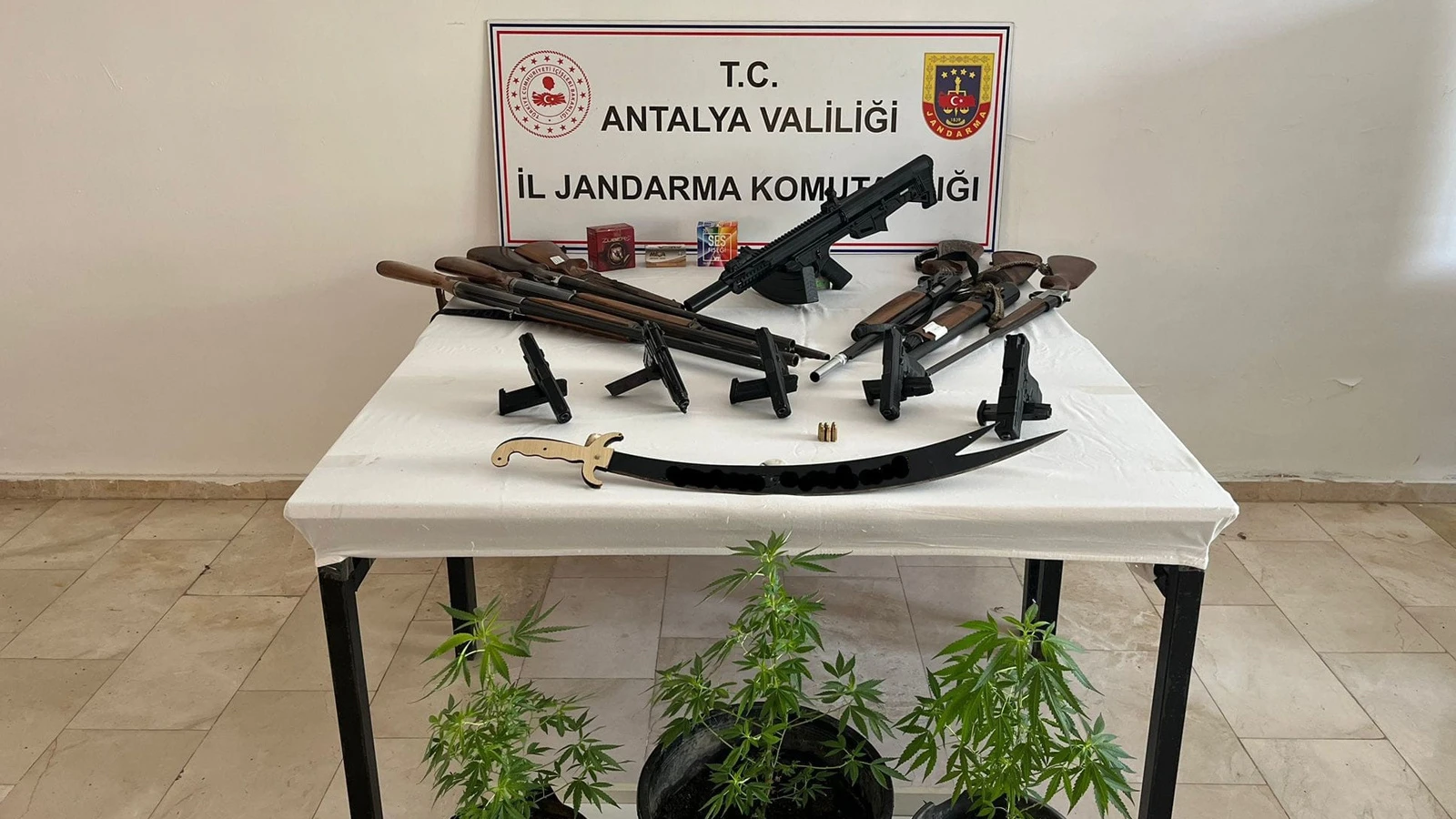 Antalya'da silah kaçakçılarına operasyon! Çok sayıda gözaltı var