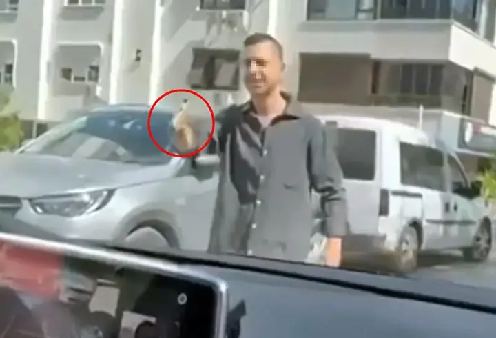 Trafikte tartıştığı kadınlara tabanca doğrultan sürücü tutuklandı