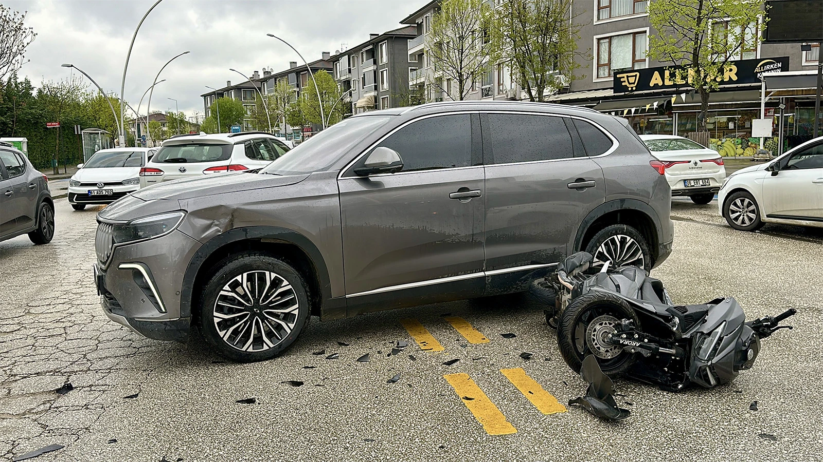 Motosikletle cip çarpıştı! Kaza araç kamerasında