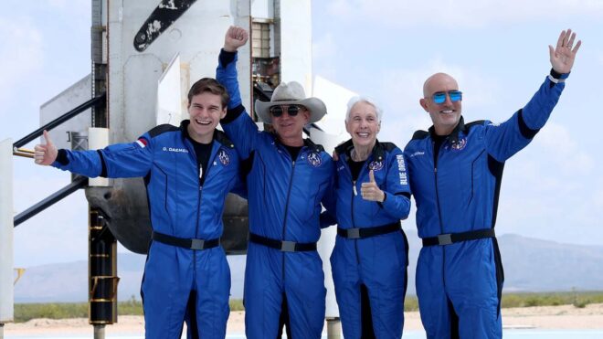 Blue Origin, turistik uzay görevlerine ara verdiğini duyurdu