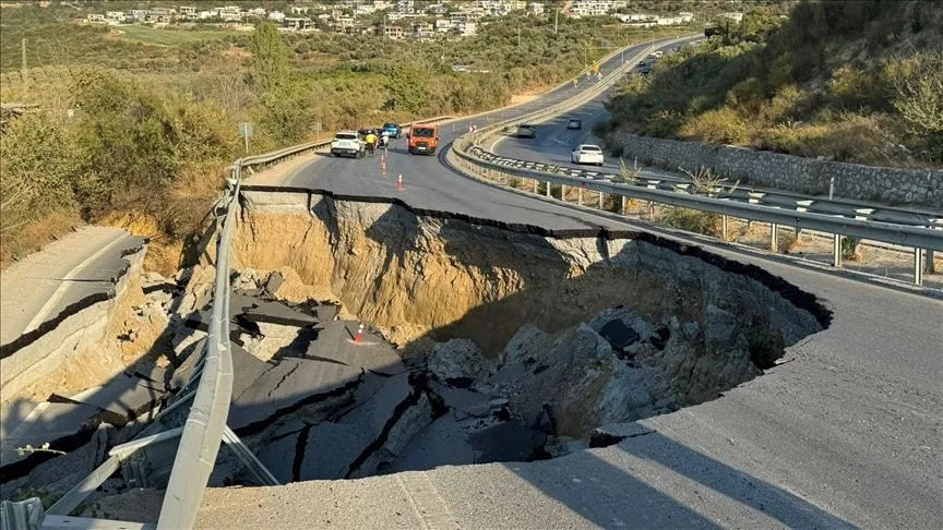 Söke-Kuşadası kara yolu çökme nedeniyle ulaşıma kapatıldı
