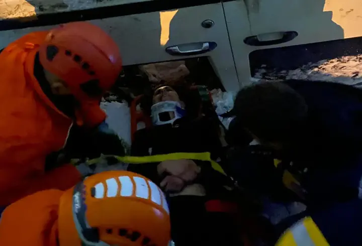 Buzlanan yolda hafif ticari araç takla attı; 2 yaralı