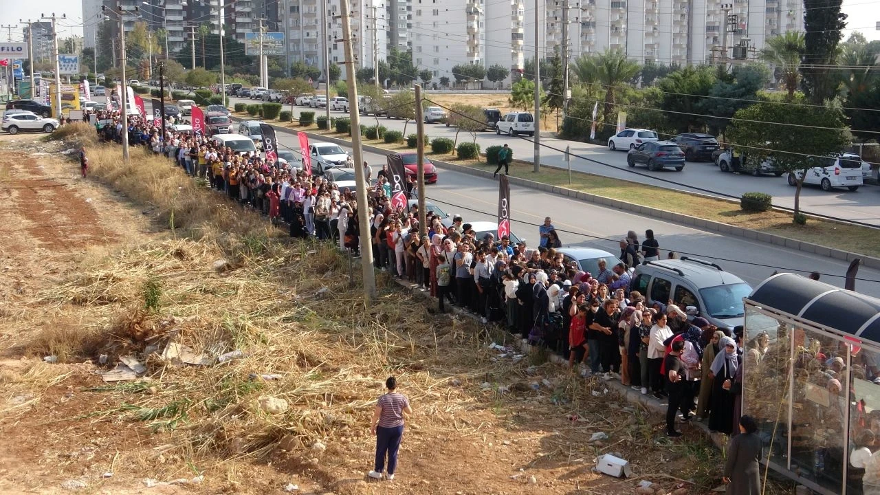 Mersin'de indirim kuyruğu trafiği bile etkiledi: Saatlerce beklediler