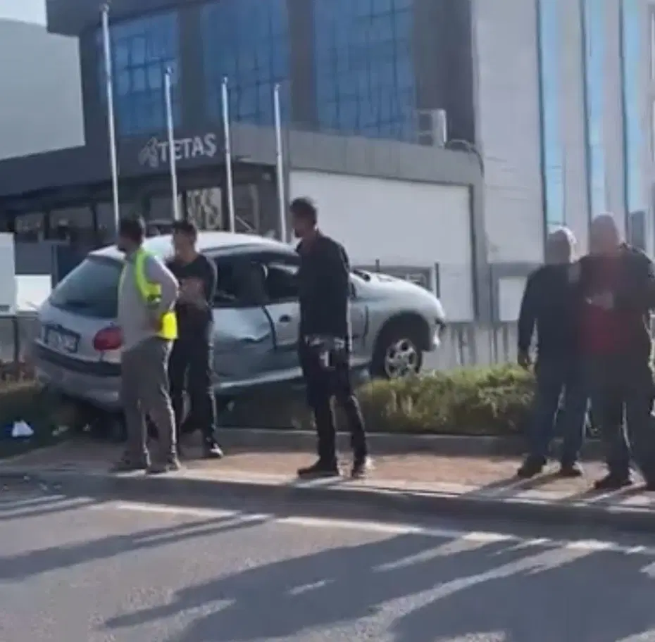Otomobil yayalara çaptı: 1'i ağır 2 yaralı
