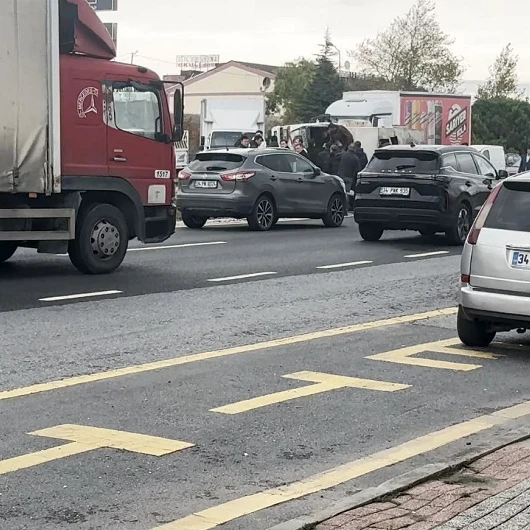 Beylikdüzü E-5'te Kontrolden Çıkan Kamyon Yan Yattı: Sürücü Hastaneye Kaldırıldı