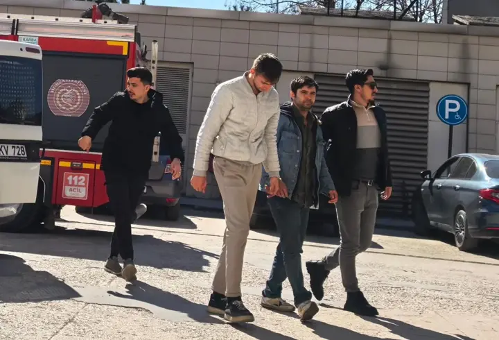 Uyuşturucu satarken suçüstü yakalanan 2 şüpheli tutuklandı