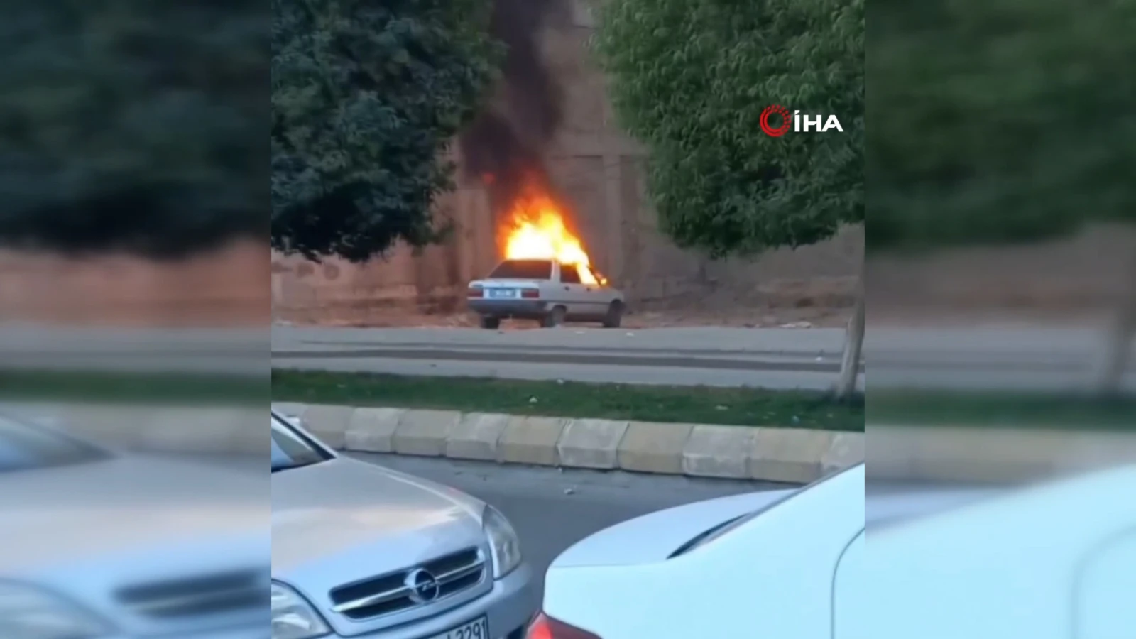 Adres Şanlıurfa: Park halindeki otomobil alev topuna döndü