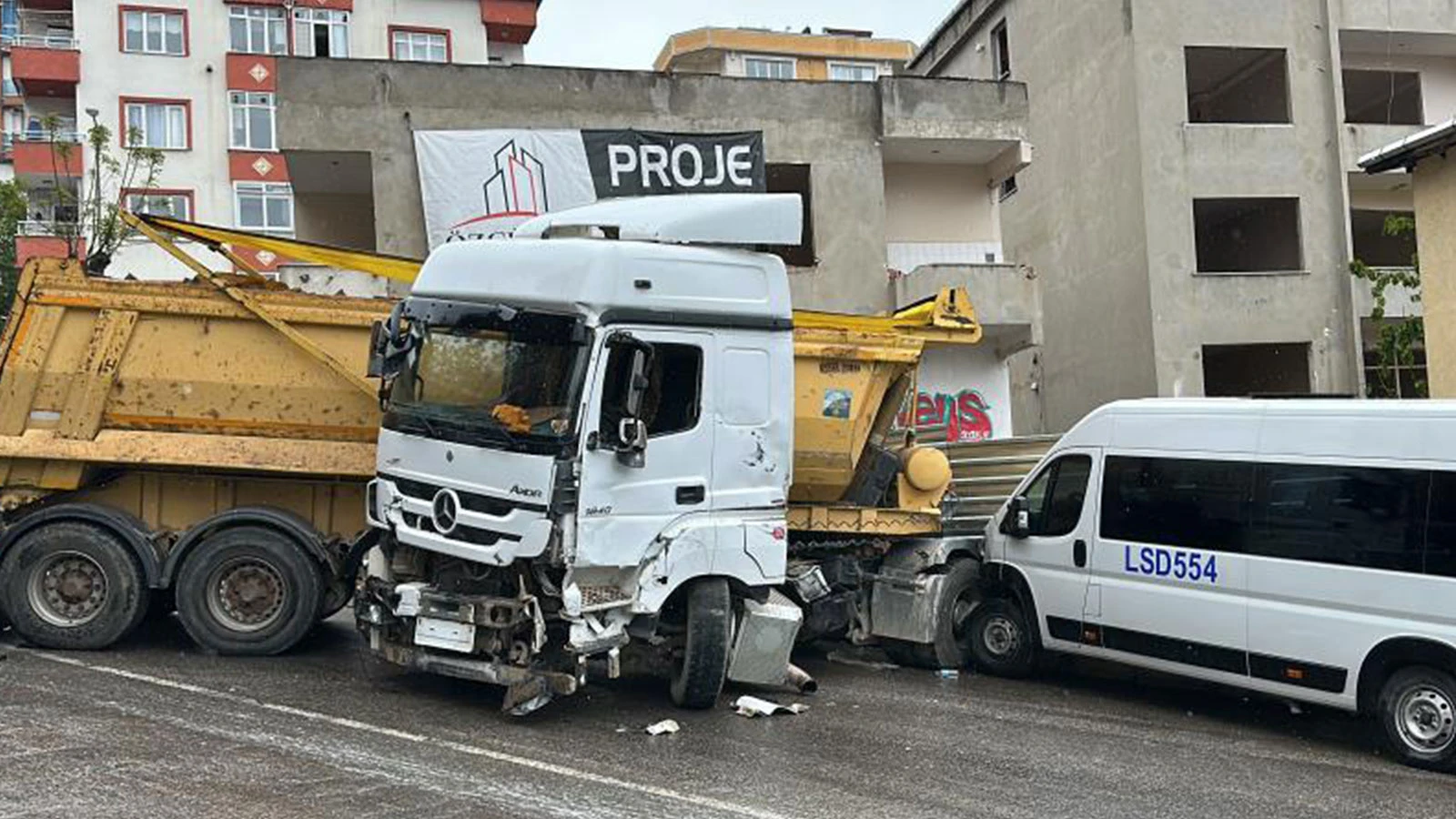 İstanbul'da hafriyat kamyonu dehşeti! 6 araca çarparak durabildi