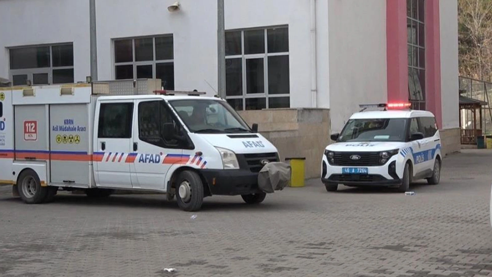 Okulda bilinmeyen bir koku nedeniyle 17 öğrenci hastaneye kaldırıldı