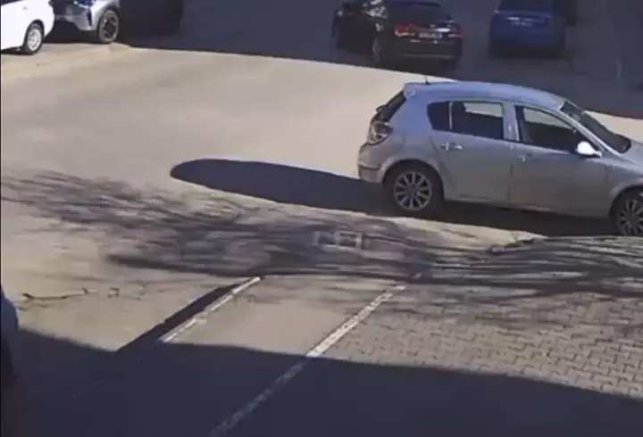 Motosiklet ile otomobilin çarpıştığı kaza kamerada