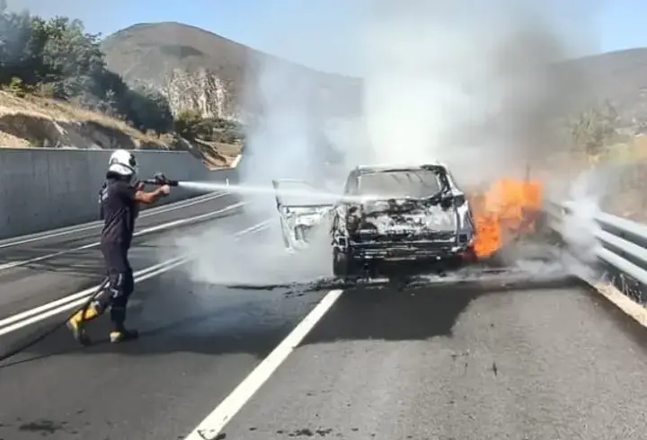 Amasya’da yanan otomobil kullanılamaz hale geldi