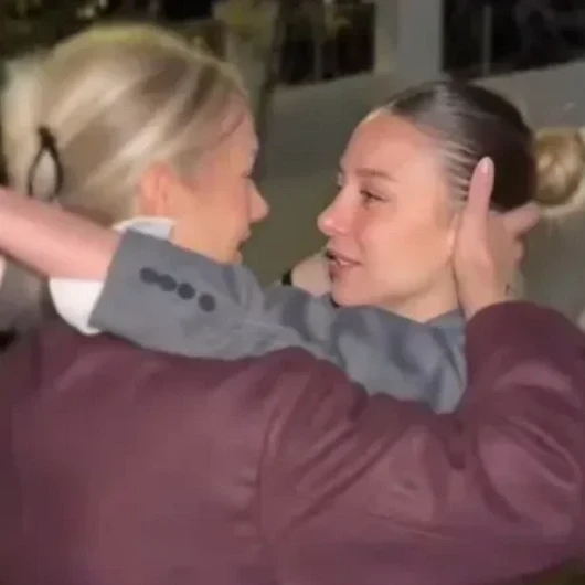 Aleyna Kalaycıoğlu Tahliye Edildi: Cezaevi Çıkışında Annesine Sarılıp Gözyaşlarına Boğuldu