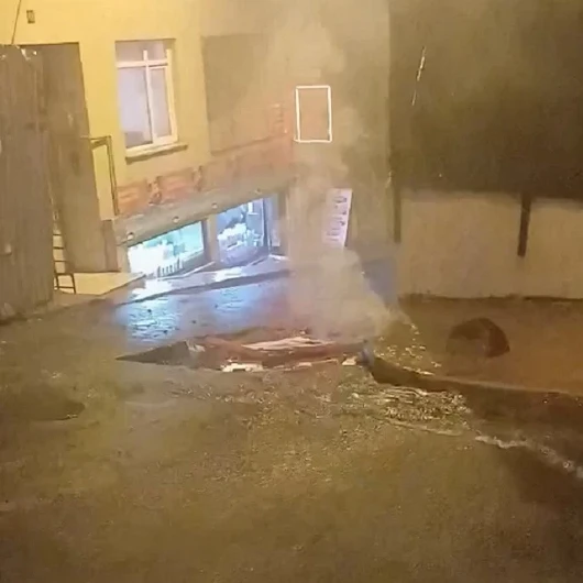 İstanbul’da sağanak sonrası gömülü elektrik hattında kaçak: Patlamalar ve kıvılcımlar paniğe neden oldu
