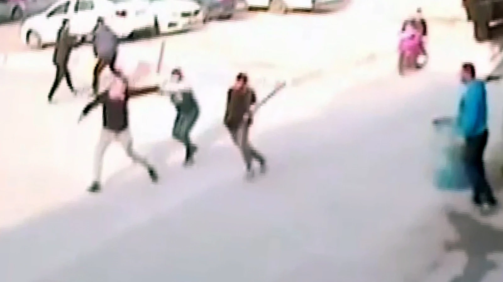 Taşlı sopalı 'aracıma çarptın' kavgası; 1 ölü, 2 yaralı