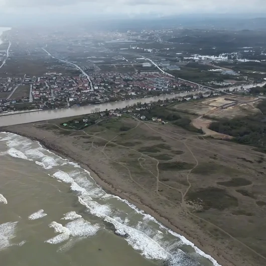 Sakarya'da Şiddetli Yağış Sonrası Nehir Taşıdı: Karadeniz'in Rengi Kahverengiye Büründü
