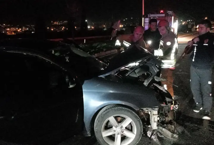 Kazada ağır hasar alan otomobilden yara almadan çıktı