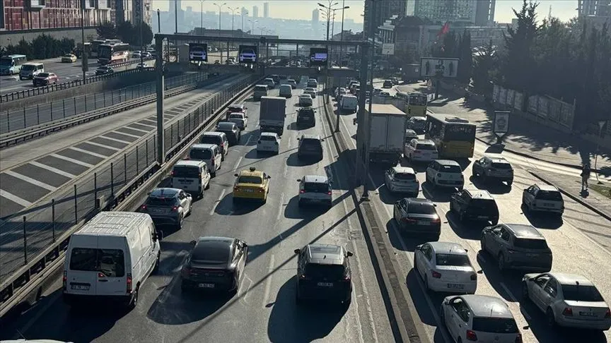 İstanbul'da sabah saatlerinde trafik yoğunluğu yüzde 76'ya çıktı